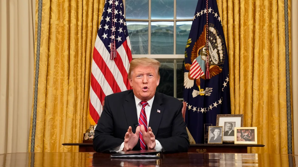 President Donald Trump talar från Ovala rummet i Vita huset under tisdag kväll, 8 januari.