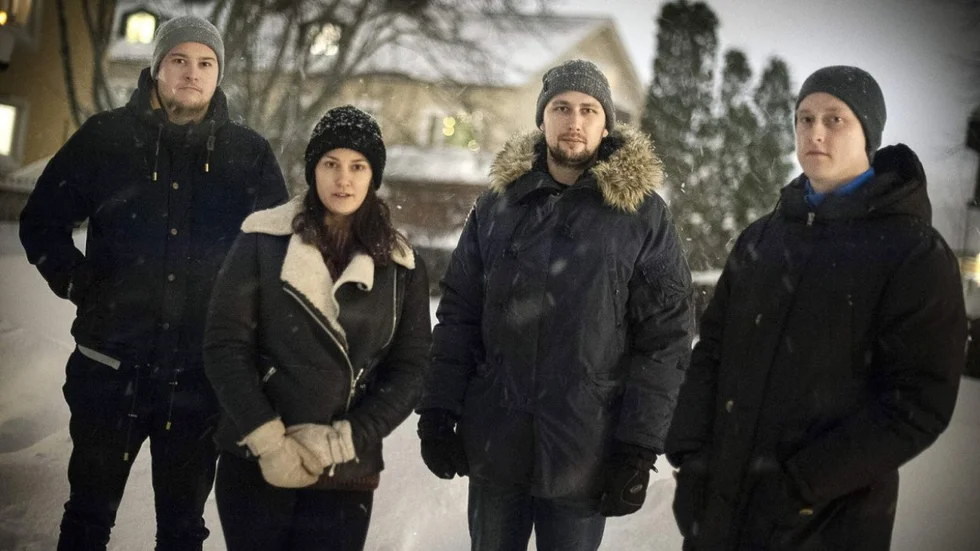 Joel Nyberg, Rebecca Häggström, Jonas Persson och Linus Häggström är fyra av vännerna som i söndags eftermiddag hittade en medvetslös ung man i snön på deras gård, Öst på stan i Umeå. De larmade ambulans och gjorde allt för att hålla honom vid liv. Foto: Linda Eliasson/VK.
