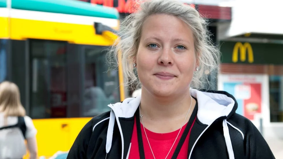 ENGAGERAD. Frida Edvardsson sprider information om arbetsvillkor.