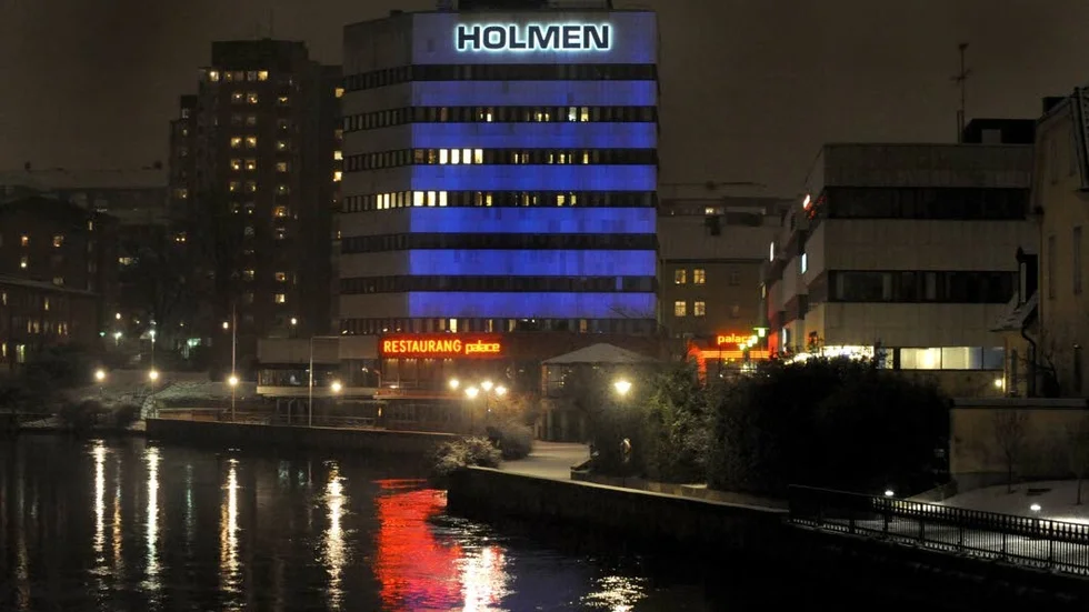 Holmenhuset har fått blå Melodifestival-belysning. En annars vit fasad som syns i stan.