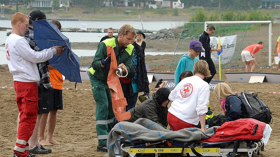 Tråkig start på turneringen. Ambulans tillkallades till platsen efter ett befarat benbrott.