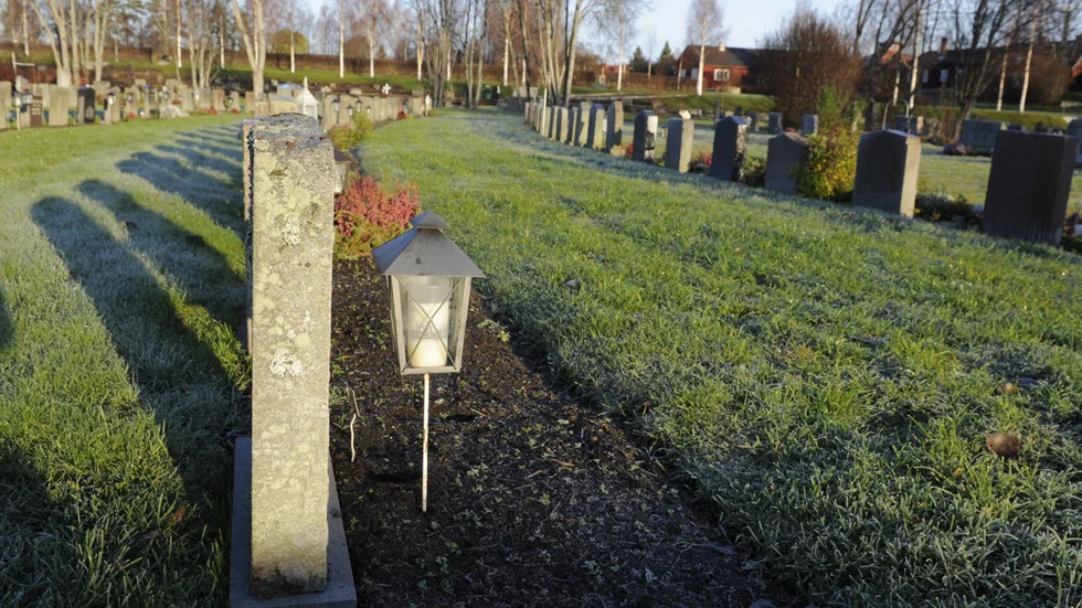 När anhöriga har besökt vännens eller familjemedlemmens grav har stenen varit omkullvält. Men det handlar inte om vandalism utan stenen har antingen tippat av sig själv eller så har den lagts omkull för att ingen ska få den över sig.