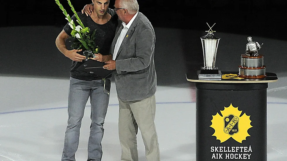 Joakim Lindström tilldelas ett av många individuella priser han vunnit under åren i SHL. 