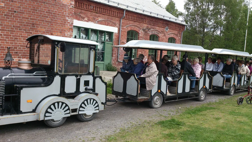 Guidades. Gruppen fick en guidning om Norrbyskärs historia.