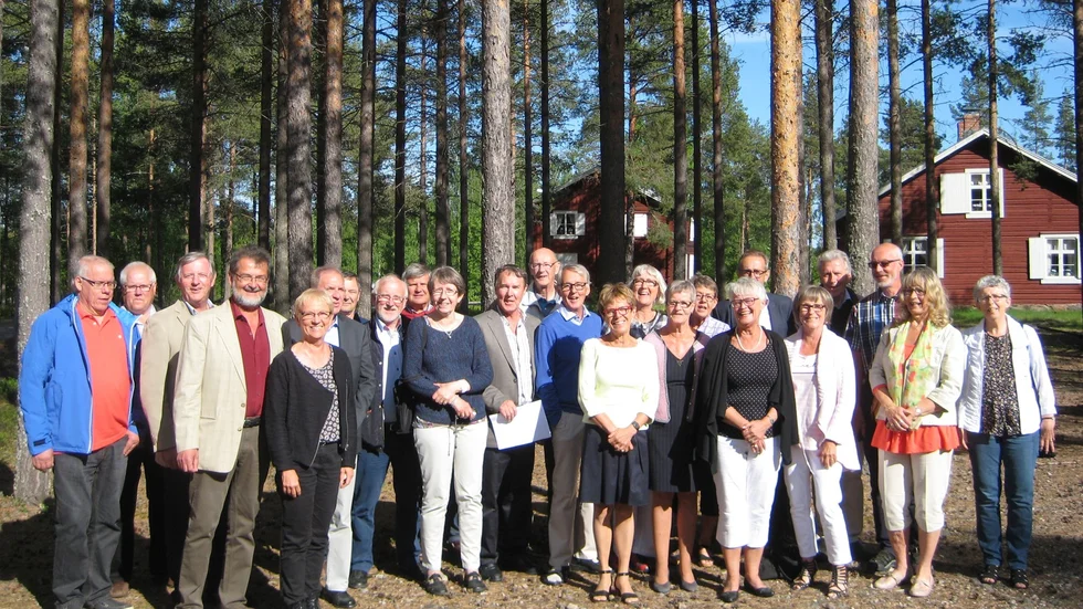 Jubilerade. Elever som tog realexamen i Byske 1964 samlade till 50-årsjubileum.