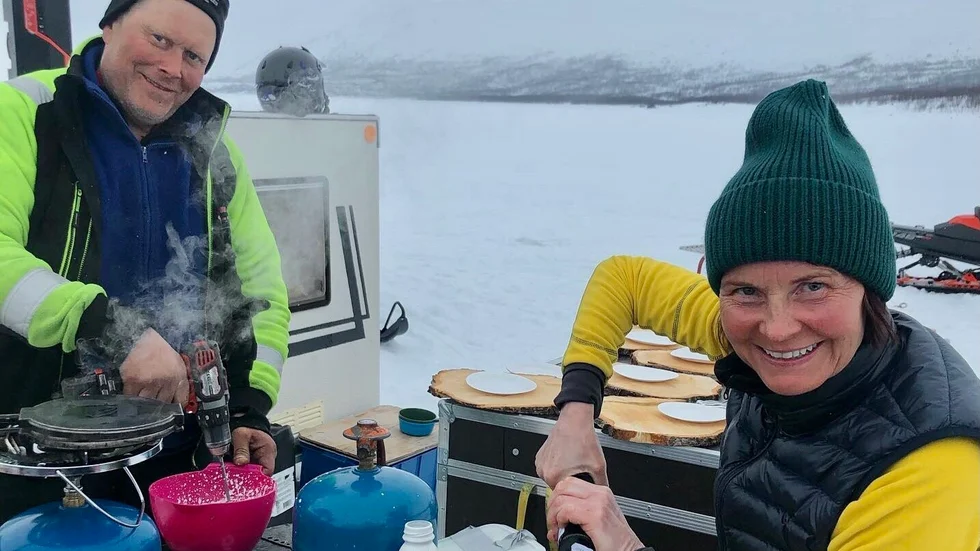 Erik och Katarina Sundman, Södra Vistträsk lämnar vardagslivet hemma för uppdraget som stugvärdar i Miekas. "Det känns som en dröm", säger Katarina.
