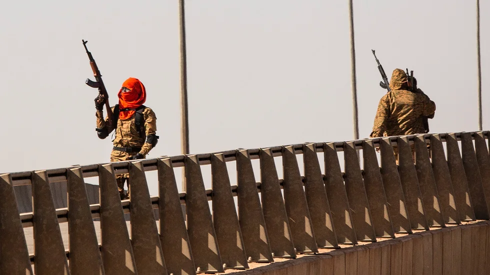 Upproriska soldater skjuter i luften nära en militäranläggning i Ouagadougou.