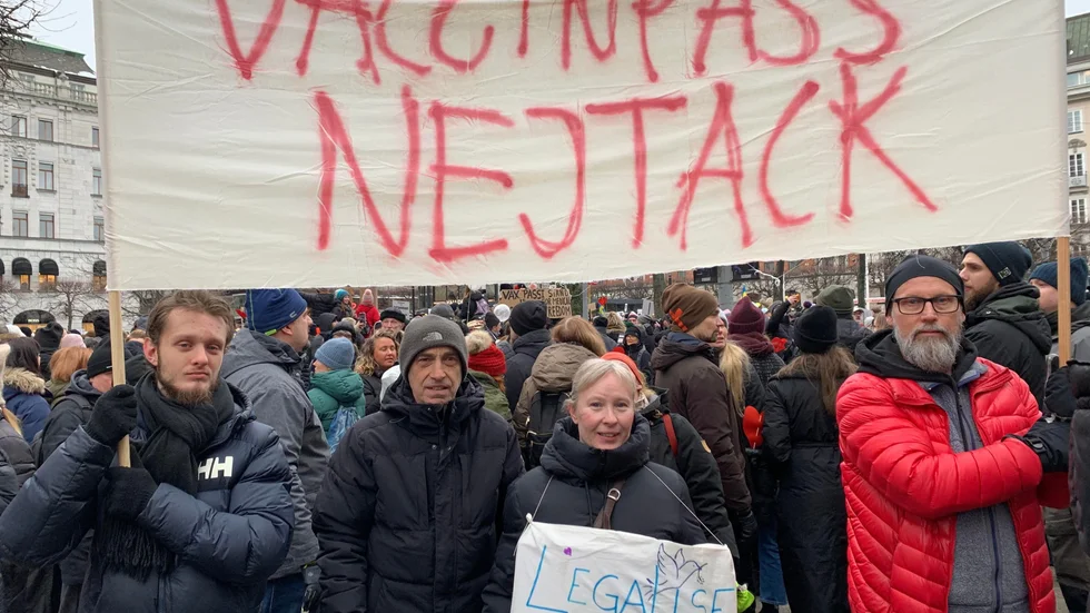 Norrbottningar på manifestation mot vaccinpass i Stockholm.
Från vänster: Lucas McCarthy, Michael Fikaris, Sara Gustafsson, och Urban Sterner