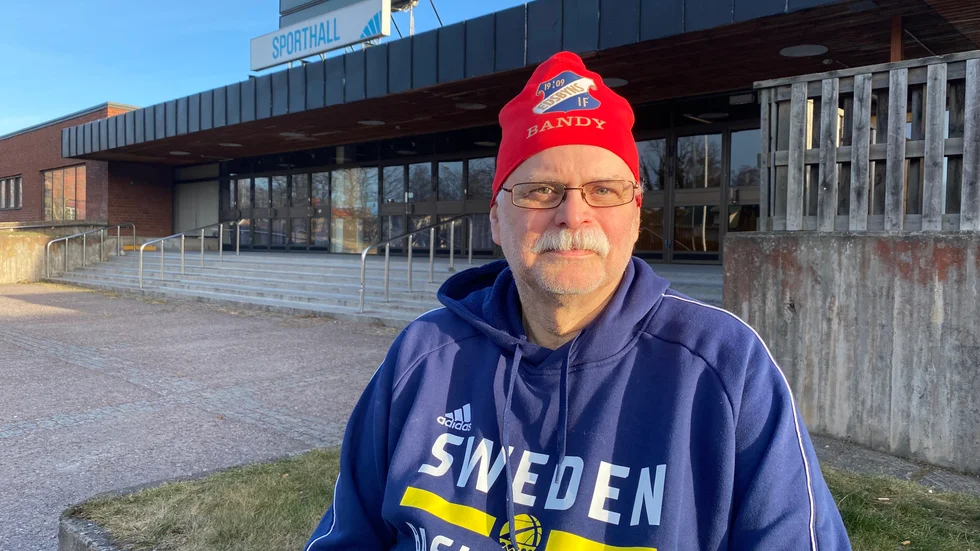 Det är nu, 2022. Lasse Gyllin vid Motala sporthall 50 år senare, hemmaborg för Motala basket. Gyllin var med 1972 när basketklubben i Motala bildades som W72. Nu bor han i Gävle, men är ändå tillbaka som funktionär i klubben han var med och startade. 