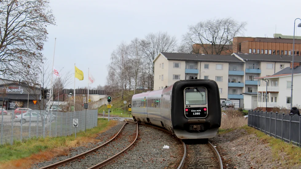 Insändarskribenten är så till den milda grad trött på att läsa ”tåget inställt och ersatt av buss”.