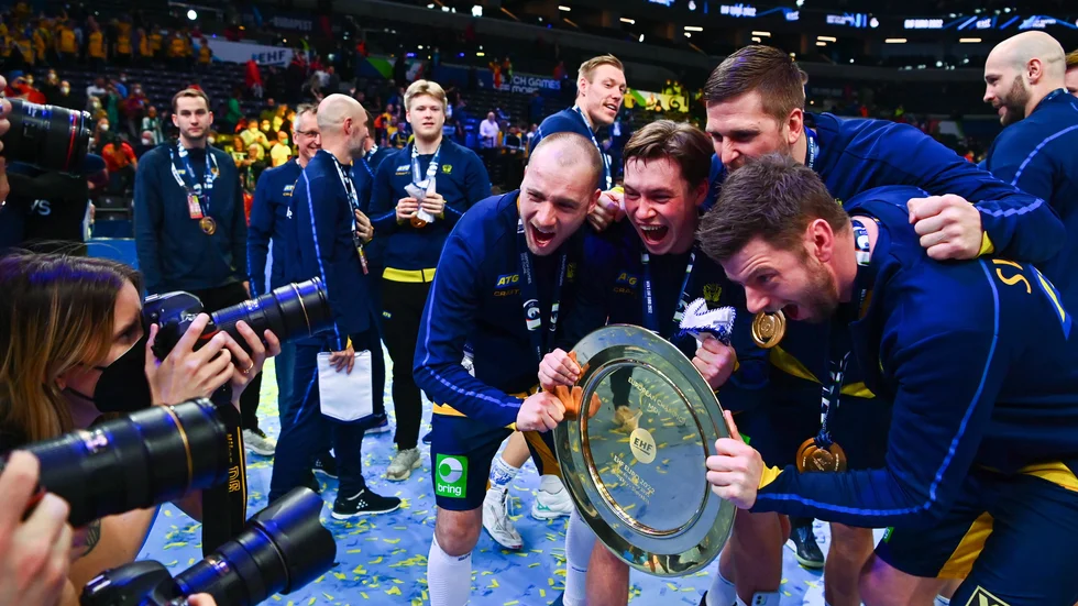 Lyckliga guldhjältar jublar efter prisutdelningen. Daniel Pettersson, Valter Chrintz, Linus Persson och Niclas Ekberg är samlade runt mästarfatet.
