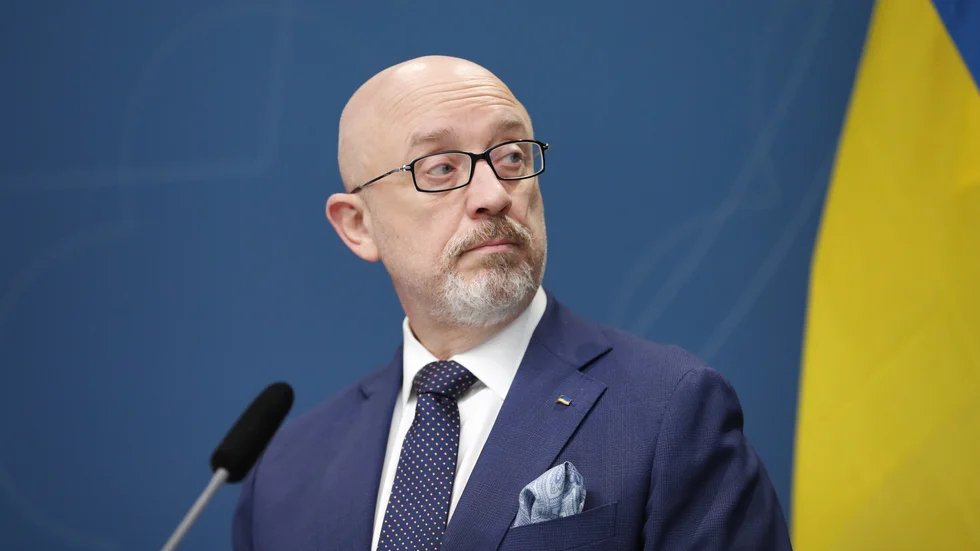 Ukrainas försvarsminister Oleksij Reznikov manar landets invånare till lugn i ett framträdande i parlamentet. I december besökte han Sverige för samtal med försvarsminister Peter Hultqvist. Arkivfoto.