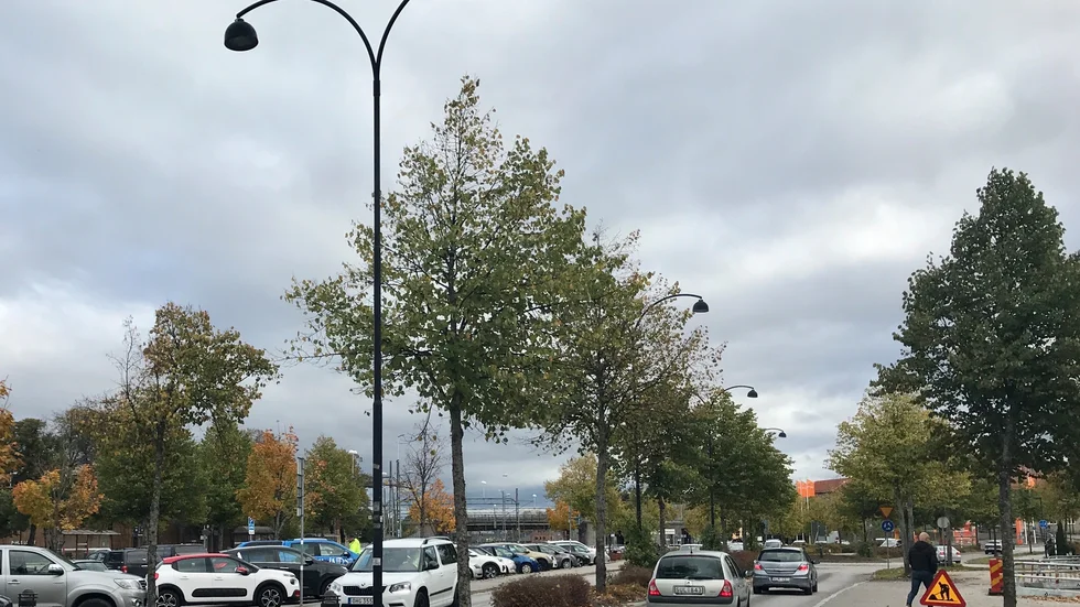 Längs Fabriksgatan ska 20 lyktstolpar böjtestas. Eftersom gatan är trång och vältrafikerad, kommer arbetet att ske nattetid och gatan stängas av i en riktning i taget.