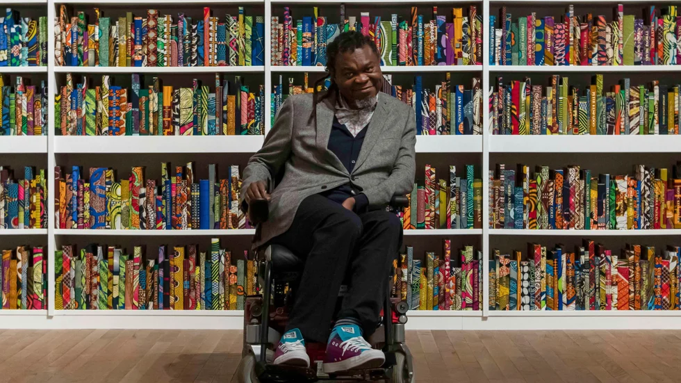 Yinka Shonibare framför sitt verk "British library". Pressbild.