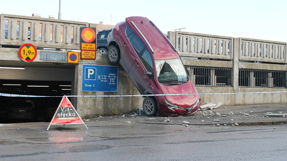 På torsdagsförmiddagen körde en bil genom räcket på Åhlénsparkeringen i Visby.