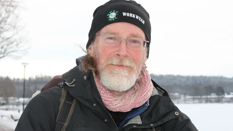 Johan Malmblad - den kringvandrande mannen på cykel - fick byta sovplats under natten till torsdag på gund av snöstorm. "Det var lite speciellt klimat inatt", säger han.