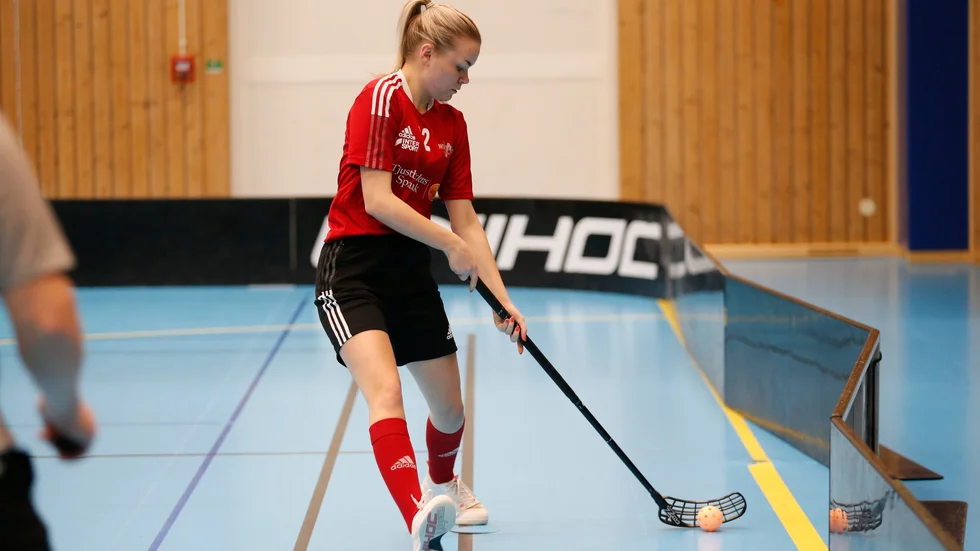 Moa Fredriksson och hennes WIBK får vänta till på söndag innan det blir matchspel då Carlshamn fått flera covidfall i truppen.