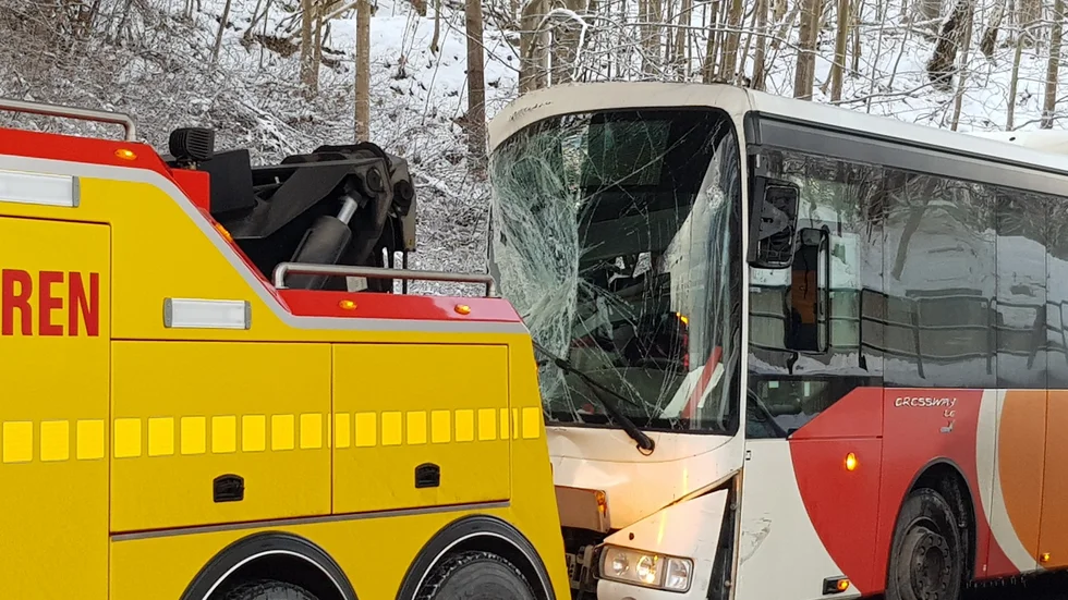 Bussens front fick en rejäl smäll vid kollisionen med bropelaren.