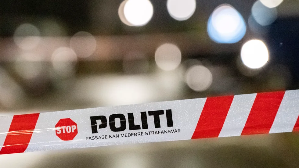 Sju gängkriminella män greps under tisdagen i Danmark. Nu har fyra av dem häktats misstänkta för att ha lämnat över totalt tre skjutvapen till två olika svenskar. Arkivbild.