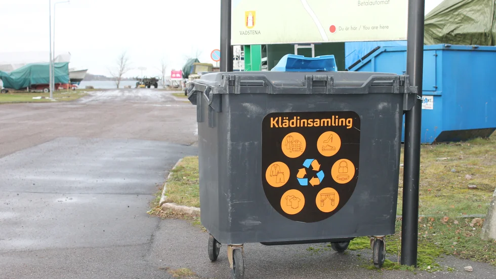 Klädsoptunnan är numera borta. Daniel Wahlström vet inte vem det är som tagit bort den. Det är i alla fall inte Vadstena kommun, enligt honom. 