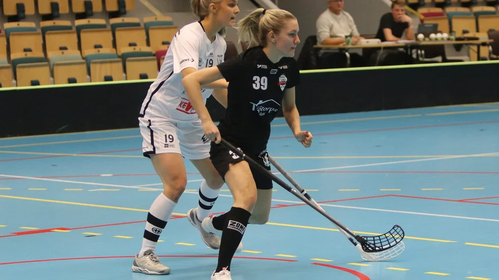 Alva Lysén får bereöm av nya FBC-tränaren Johan Wiggur efter matcherna i svenska cupen. "En spelare som jobbar stort och skapar ytor för sina medspelare".