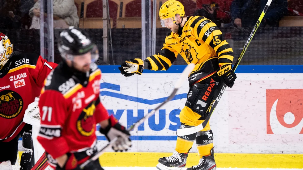 Oscar Möller jublar efter ett vackert mål. AIK kunde ändå utmana Luleå och var nära att kunna stjäla någon poäng i Norrbotten.