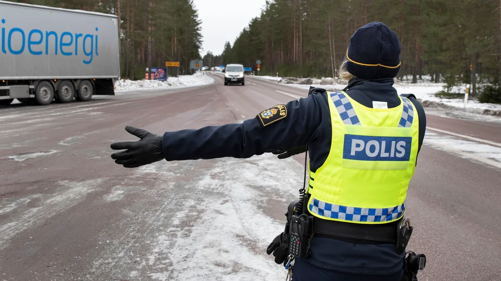 Polisen hittade en norsk kvinna utan covidpass i bagageutrymmet på en bil vid gränsen mot Norge. Arkivbild.