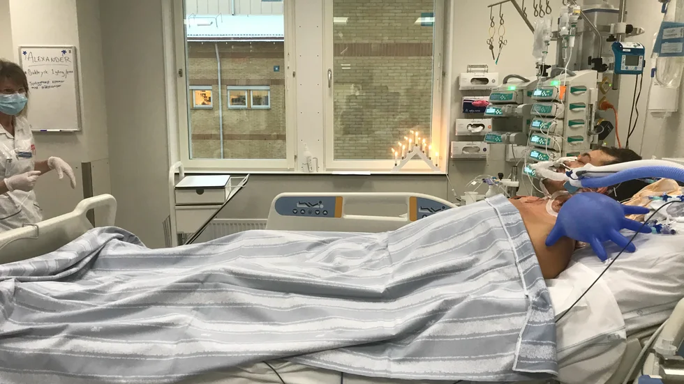 Så här dramatiskt såg det ut när Alexander låg nedsövd på sjukhus. Familjen fick inte besöka honom på grund av pandemin.