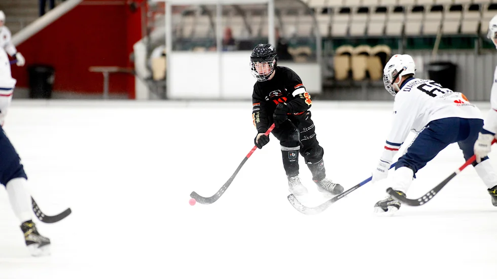 Oskar Alfredsson är precis på väg att spela fram Victor Elander vid 3-0.