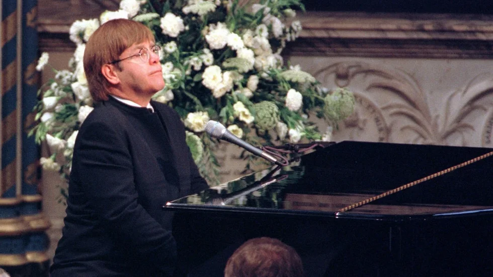 Elton John under begravningen av prinsessan Diana i Westminster Abbey i London den 6 september 1997. Arkivbild.