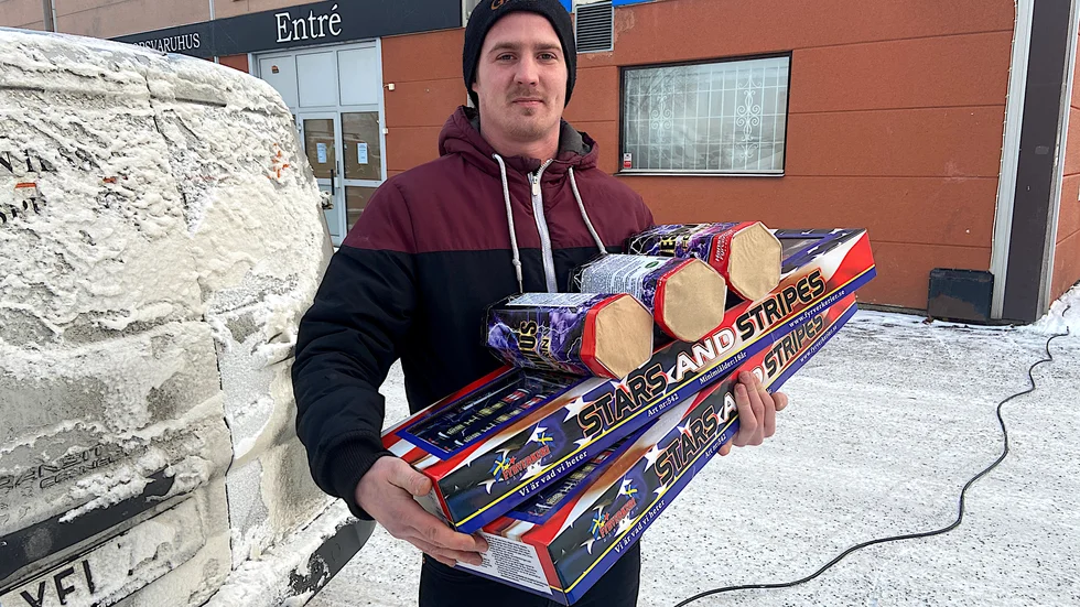 Viktor Karlsson har laddat med fyrverkeripjäser inför nyår.
