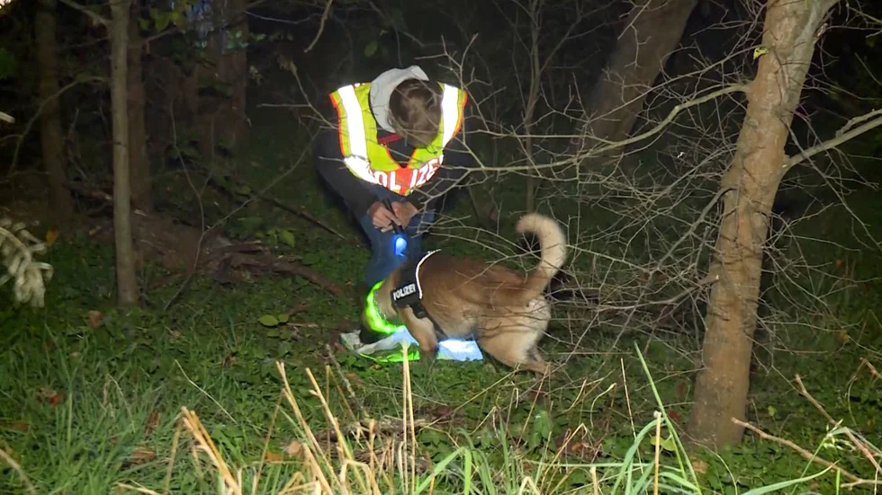 Polis söker med hund i nordöstra Berlin, i samband med att kvarlevor hittades i november 2020. Arkivbild.