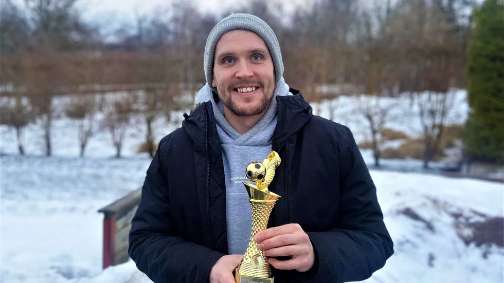 Markus Ahl tilldelas Guldbollen som bästa herrspelare i den lokala fotbollen.