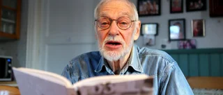 TV + TEXT: Efter 50 år – nu skriver ”Astäuen” nya verser på gutamål • ”Egentligen är det ju vansinne”