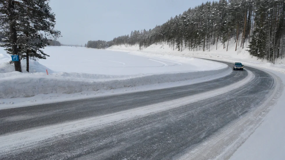 På väg. Det är mycket tung trafik som kör längs vägen och genom åren har det även varit en hel del olyckor och incidenter där. 