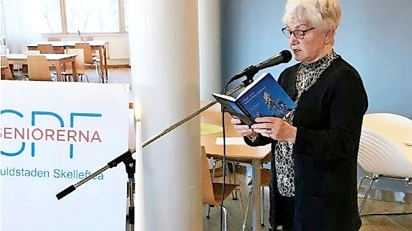 Till minne. Lena Norberg läste dikter vid parentationen vid SPF Guldstadens årsmöte. Foto: Göran Olofsson.
