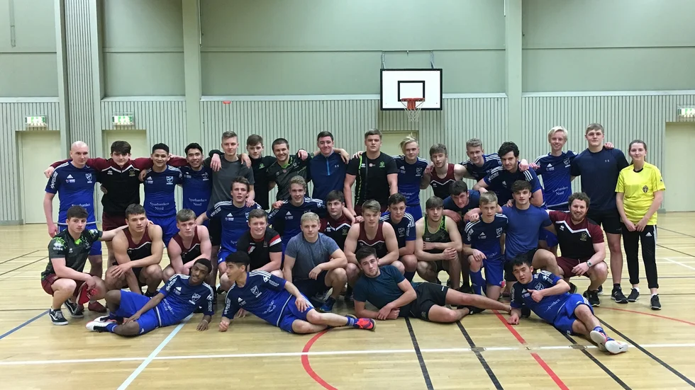 Foto: Patrik Nilsson Vänskapsmatch. IFK Arvidsjaurs A-lag i fotboll tillsammans med rugbylaget Wigan Warriors efter tisdagens vänskapsmatch, som slutade 4-2 till de långväga gästerna. 