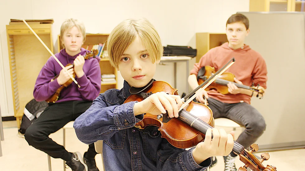 Gabriel Tjäder Smith från Motala med kompisarna Noa Svensson och Martin Josefsson strax bakom sig under dagen i Kulturskolan i Mjölby.