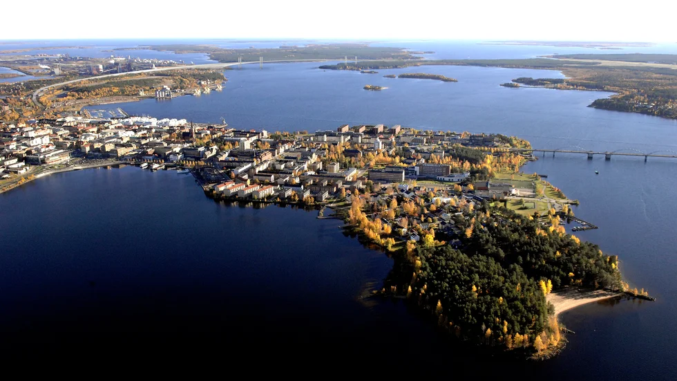 Att dra Norrbotniabanan enligt det östra alternativet, med en järnvägsbro över Svartösundet, vore förödande för sjöstaden Luleå, skriver Hans Tirsén, Håkan Lantz och Bo Fjeldstad.
