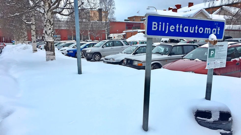 Två av männen som misstänks för delaktighet i mordförsöket i Skelleftehamn i söndags misstänks också för att angripit en annan person timmarna före på CK-parkeringen, då en av männen ska ha använt en kniv.