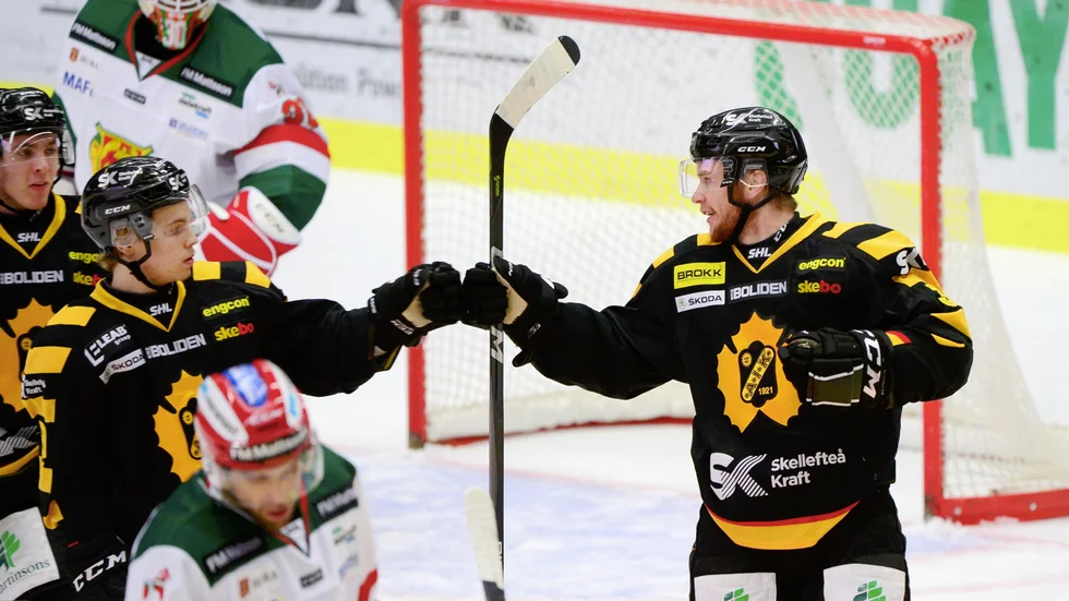 Jubel. Andreas Wingerli (tv) och Sebastian Ohlsson har tagit kliv den här säsongen. Mot Malmö var duon riktigt framträdande och fick utrymme när AIK saknade flera av sina viktigaste spelare. Foto: Robert Granström/TT.