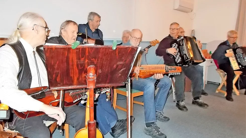 TAKTFAST. Den traditionella träffen samlade många spelemän.
