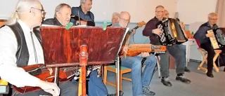 Spelglädje fyllde byahuset i Långviken