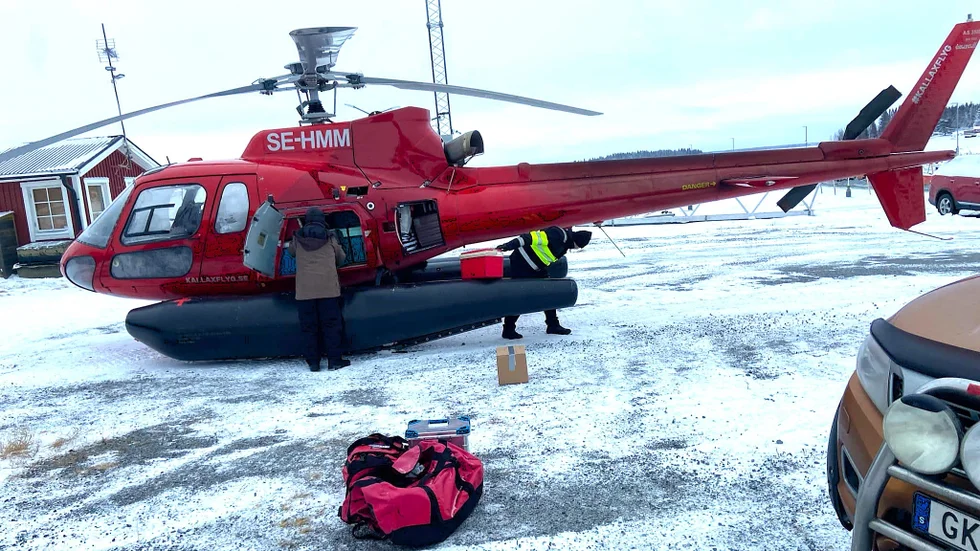Helikoptern som ombesörjde förfallstrafiken kunde ta fem passagerare. Ö-borna fick samordna inhandling och en person från varje ö fick handla åt resten. 