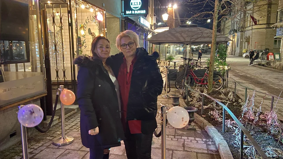 Boendestödjarna Melina Jägrup och Therese Thorslund var några av de vårdanställda som blev positivt överraskade över att bli bjudna på fest.