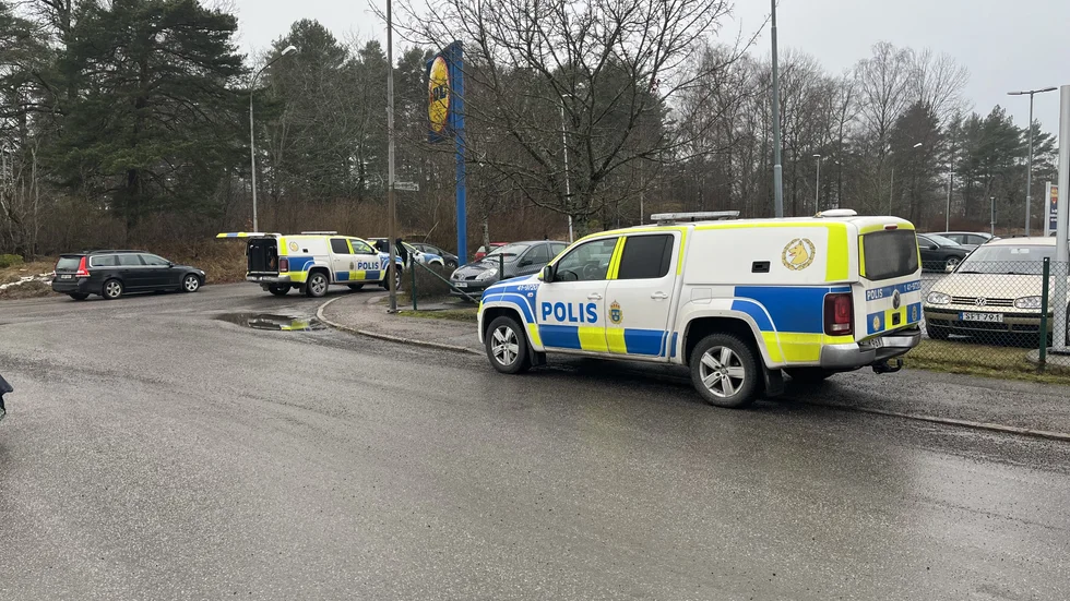 Polisen var på plats med flera patruller.