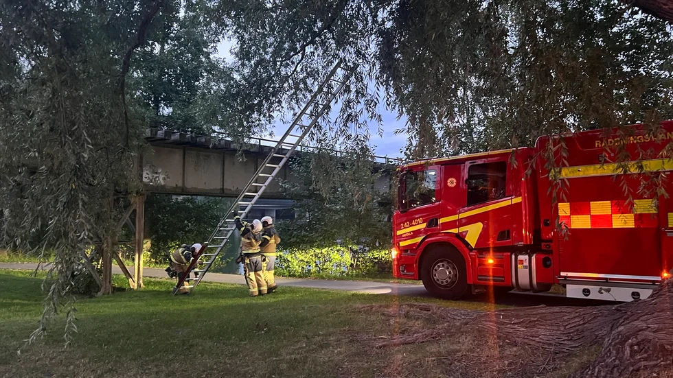 Räddningstjänsten på plats i Motala efter larm om brand.