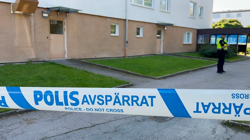 Polis på plats på lördagen efter att en man har påträffats skottskadad i stadsdelen Lagersberg i Eskilstuna.