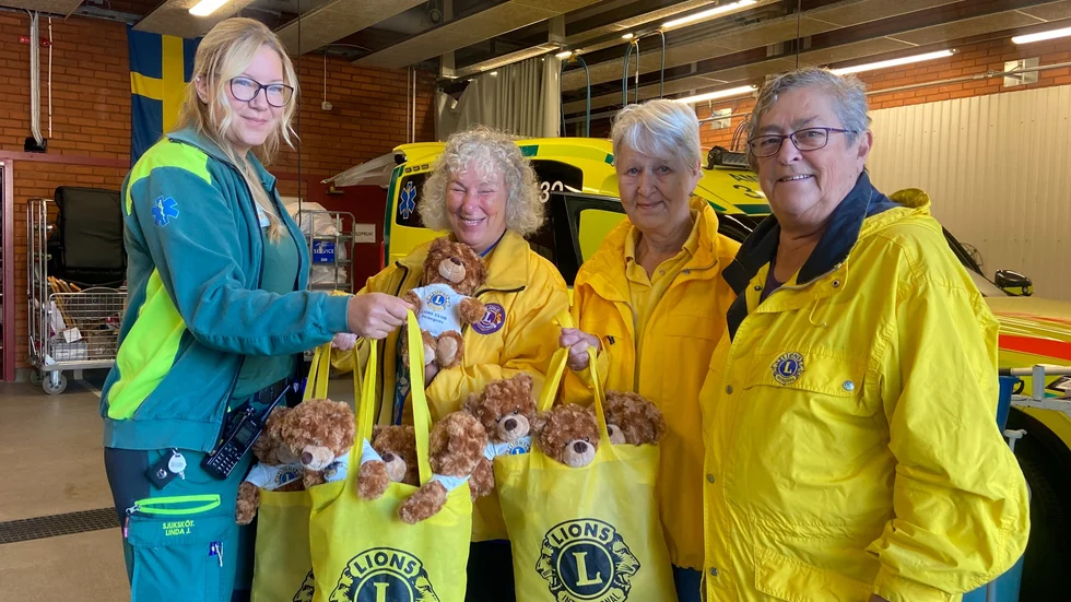 Lina Järleros får ta emot en ny omgång av nallar från Iréne Lundström, Tarja Lilja och Gudrun Rytterlund, representanter från Lions Club Strängnäs.
