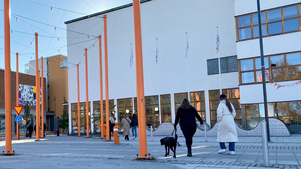 Ett övergångsställe vid universitetet skulle orsaka stopp i trafiken, menar trafikpolisen. I stället får man gå över var som helst när det passar.